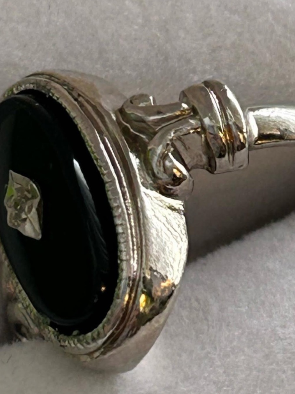 VINTAGE AVON SILVERTONE BLACK ONYX TONE WITH DIAMOND ACCENT SZ5 - Picture 2 of 4